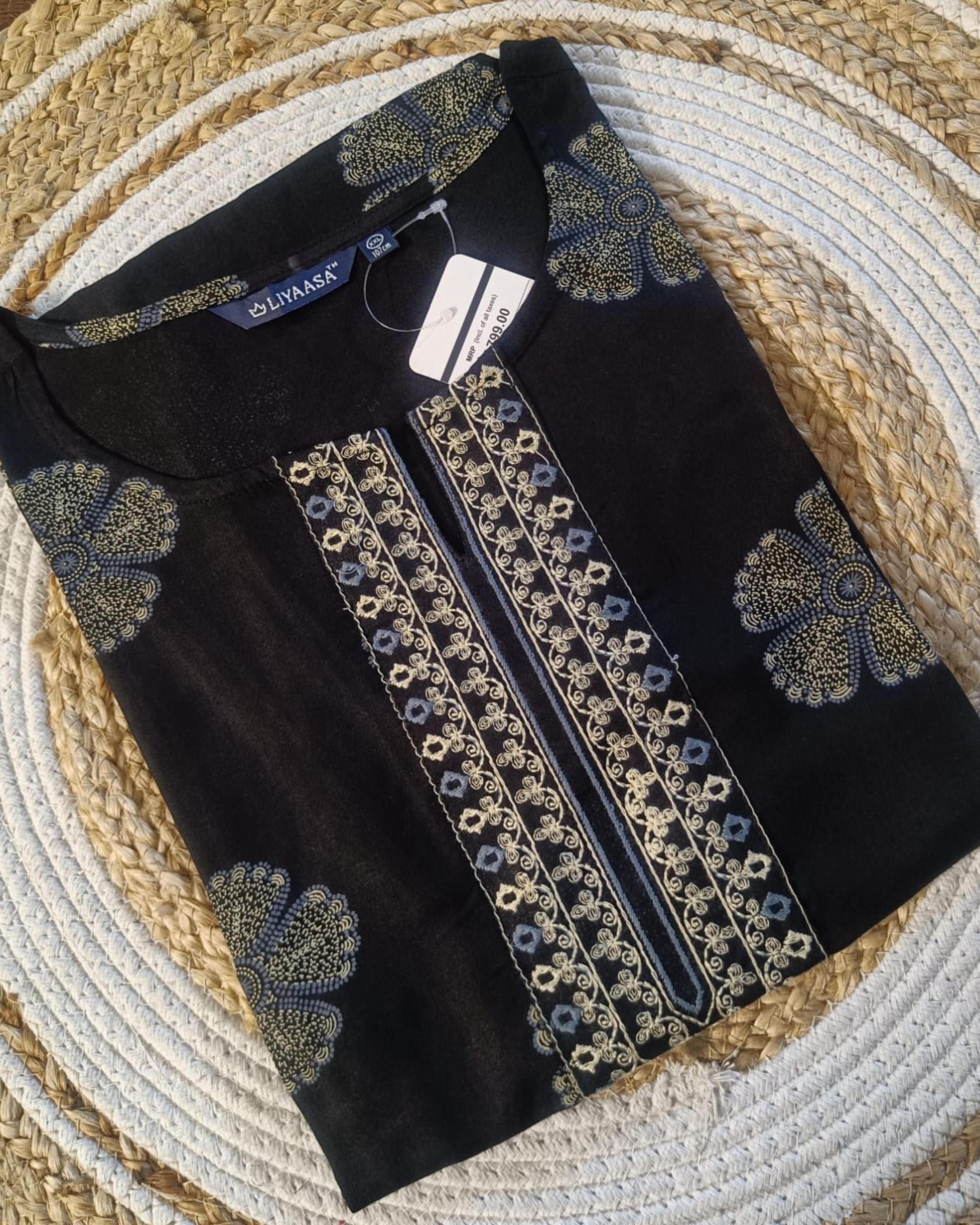 Avaasa Women's Elegant Black Ethnic Kurti